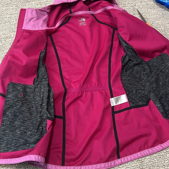 The north face jacket, hooded, and wind resistant - Picture 10 of 16